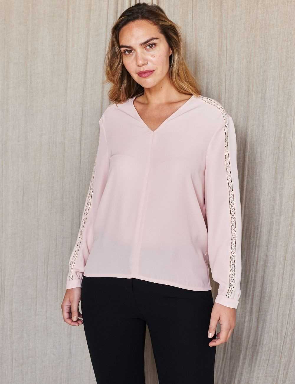 Haut rose avec incrustation aux manches Haut rose avec incrustation aux manches