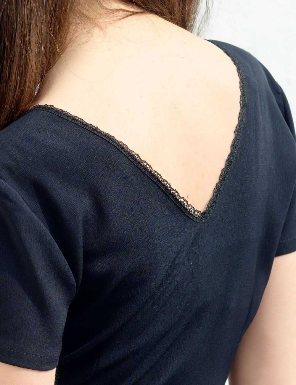 Robe cintrée noire col V