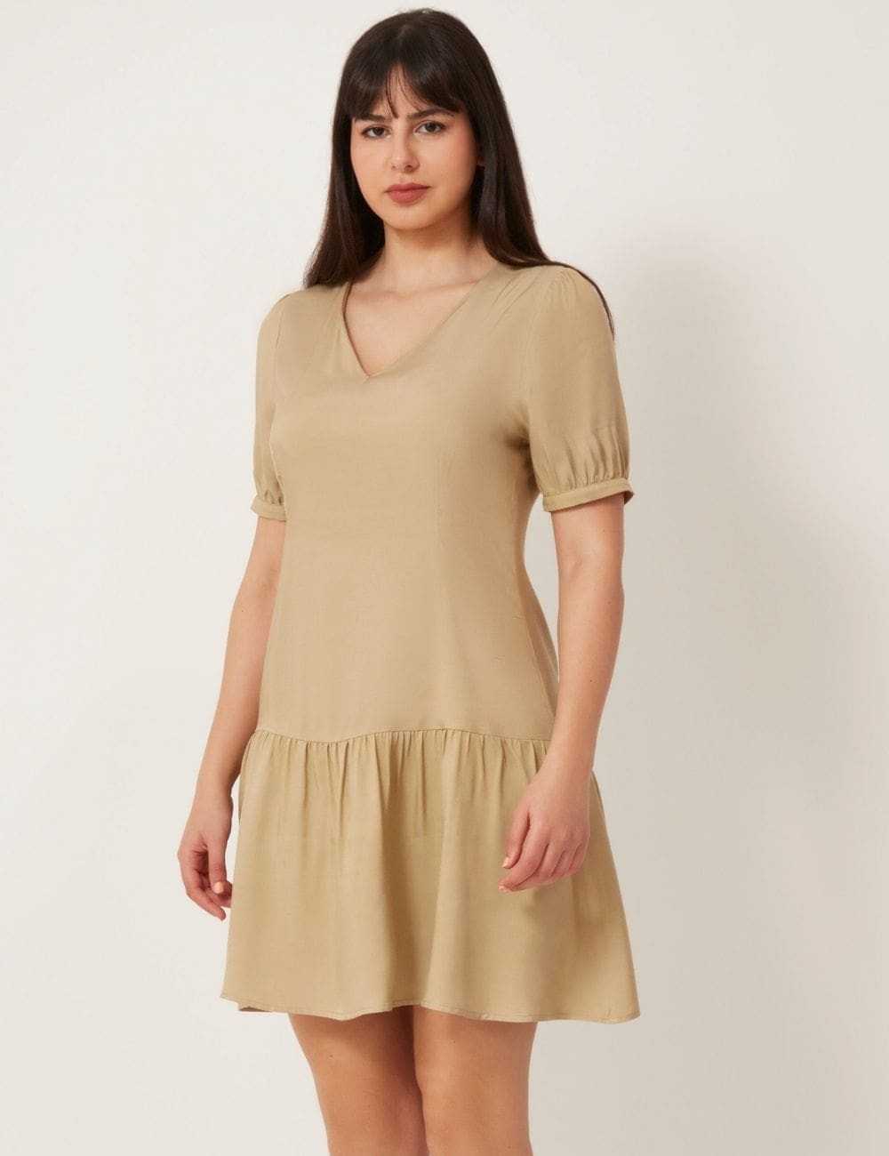 Robe en viscose beige légèrement cintrée