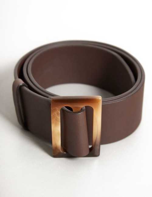 Ceinture en cuir marron avec boucle carrée
