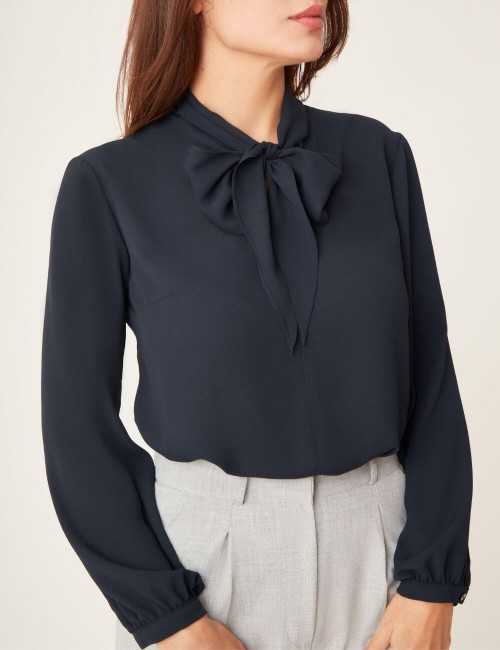 Top bleu marine avec col à nœud