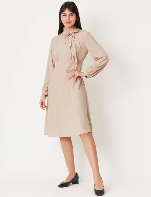 Robe mi-longue beige en viscose avec nœud