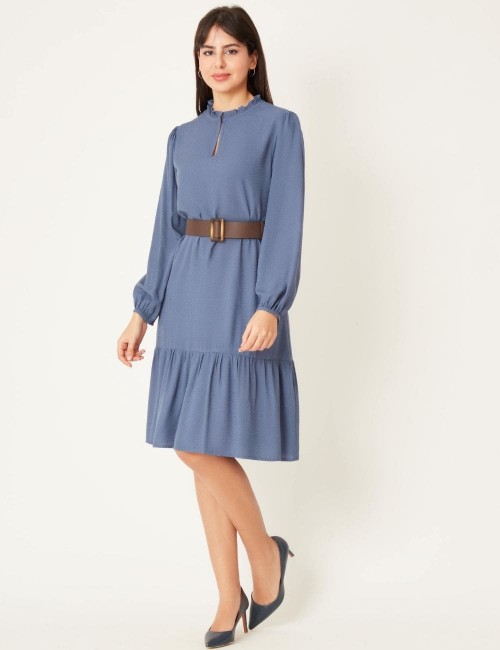 Robe en viscose bleue à col volanté