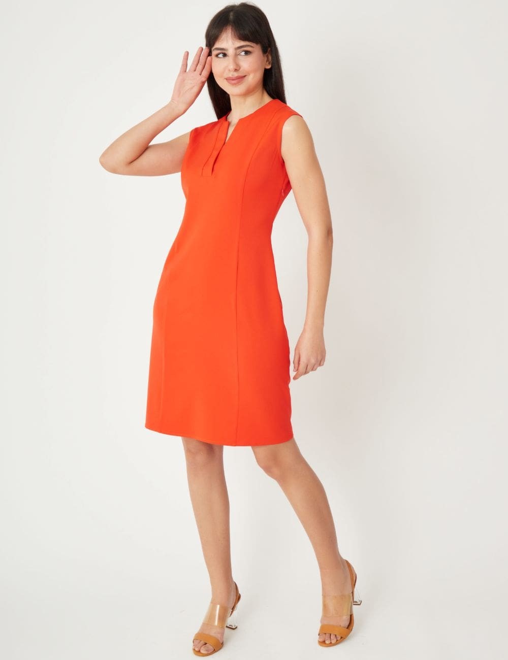 Robe droite à col rond avec décolleté en V