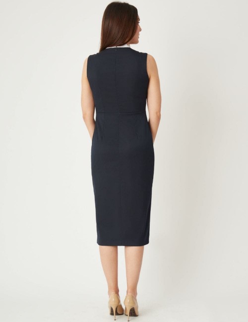 Robe droite avec détail de bande encolure
