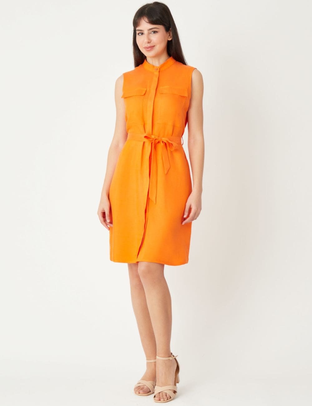 Robe courte à col officier avec ceinture