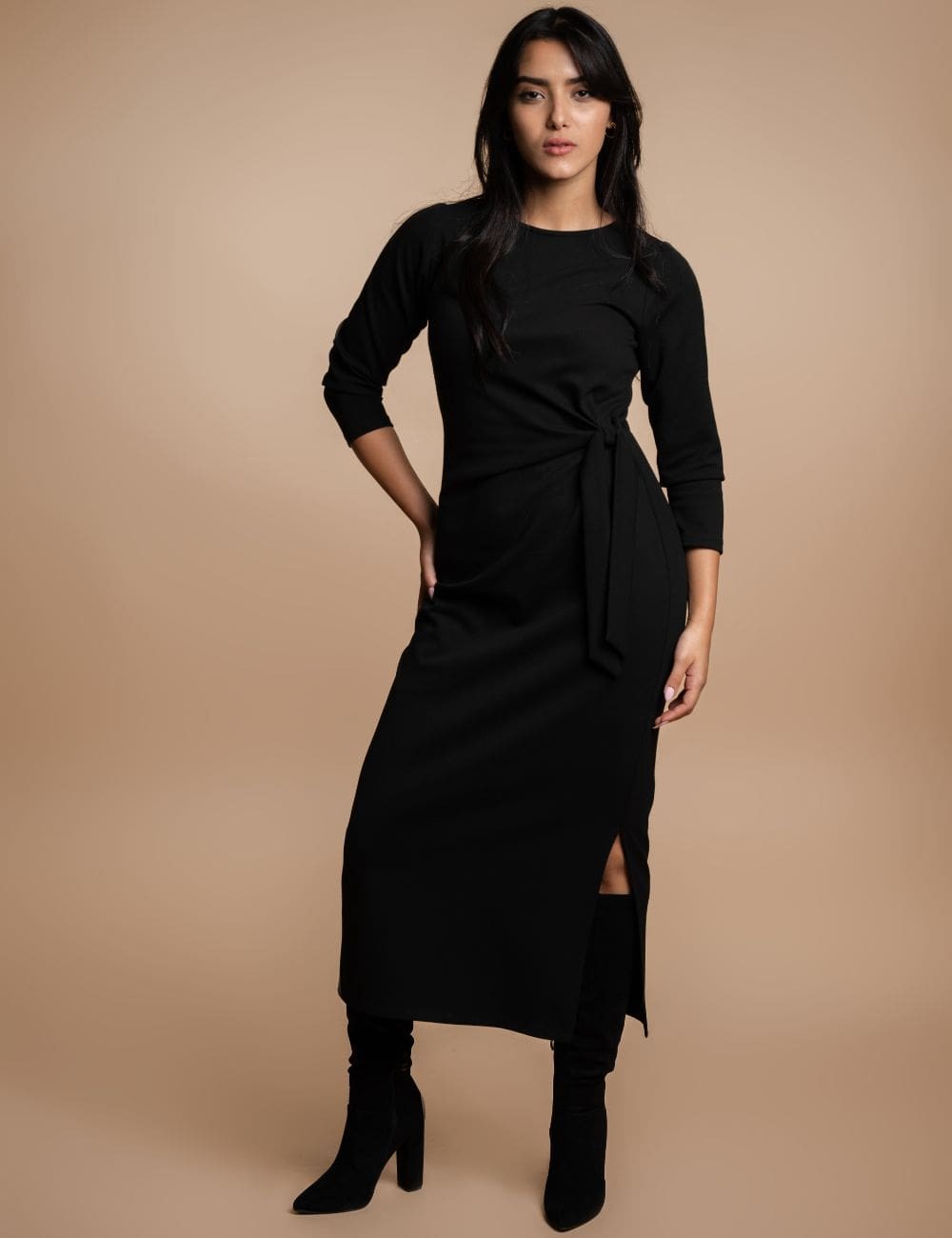 Robe midi noire avec un nœud