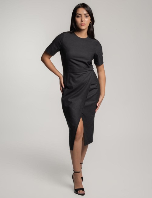 Robe droite avec fente à l'avant